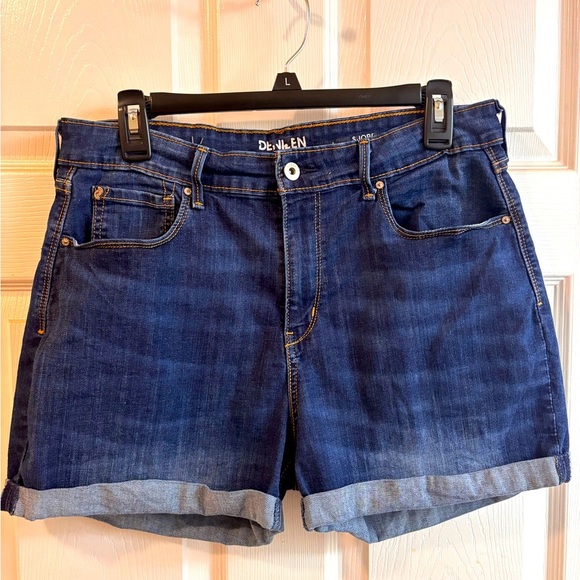 Levi’s - Picture 1 of 3